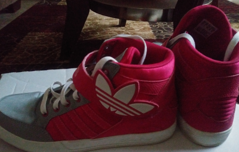 Hi-top sneakers